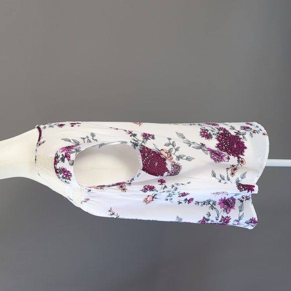 3 for $30. Floral top - Picture 3 of 11